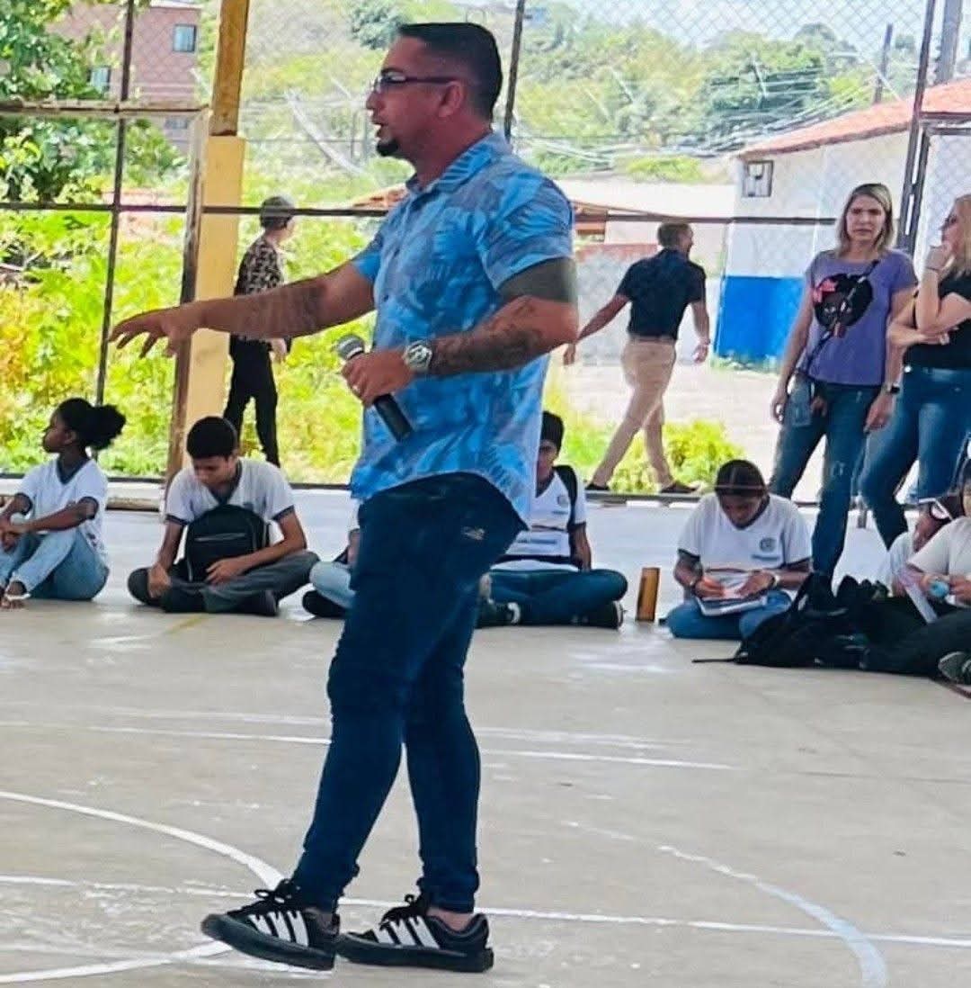 Alisson Oliveira conduzindo uma conversa na quadra