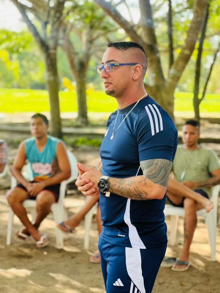Alisson Oliveira durante um encontro ao ar livre