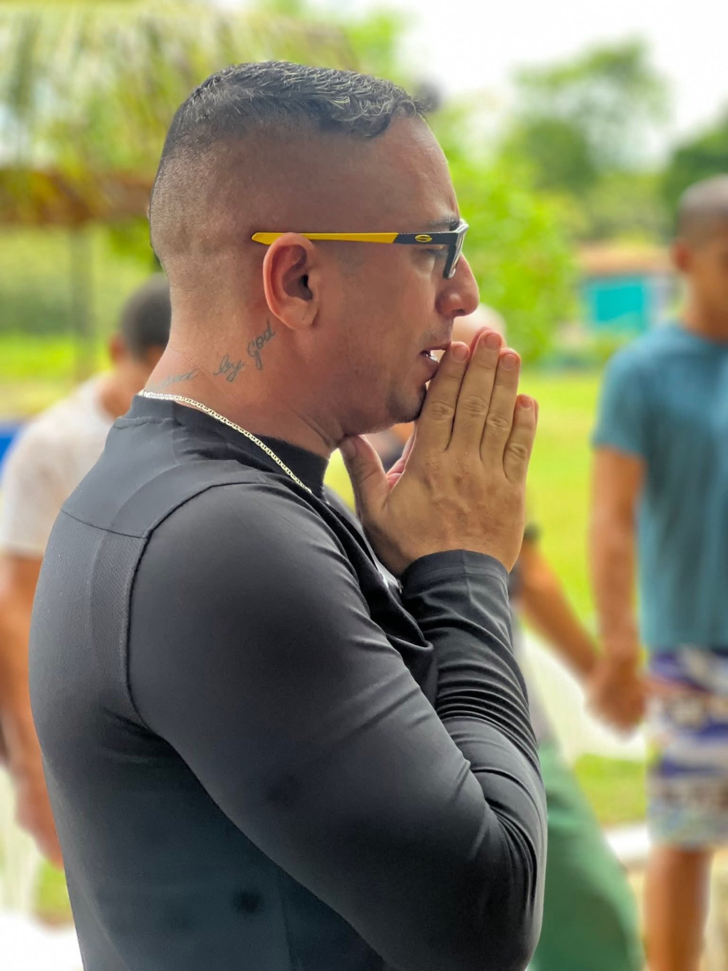 Alisson Oliveira em um momento de reflexão